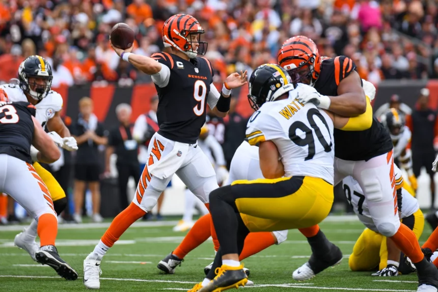 September 11, 2022, Cincinnati, Ohio, USA: September 11th, 2022 Cincinnati Bengals quarterback Joe Burrow 9 and Pittsburgh Steelers linebacker T.J. Watt 90 during Pittsburgh Steelers vs Cincinnati Bengals in Cincinnati, OH at Paycor Stadium. Jake Mysliwczyk/BMR Cincinnati USA - ZUMAb241 20220911_zsa_b241_083 Copyright: xJakexMysliwczykx/xBmrxMediax