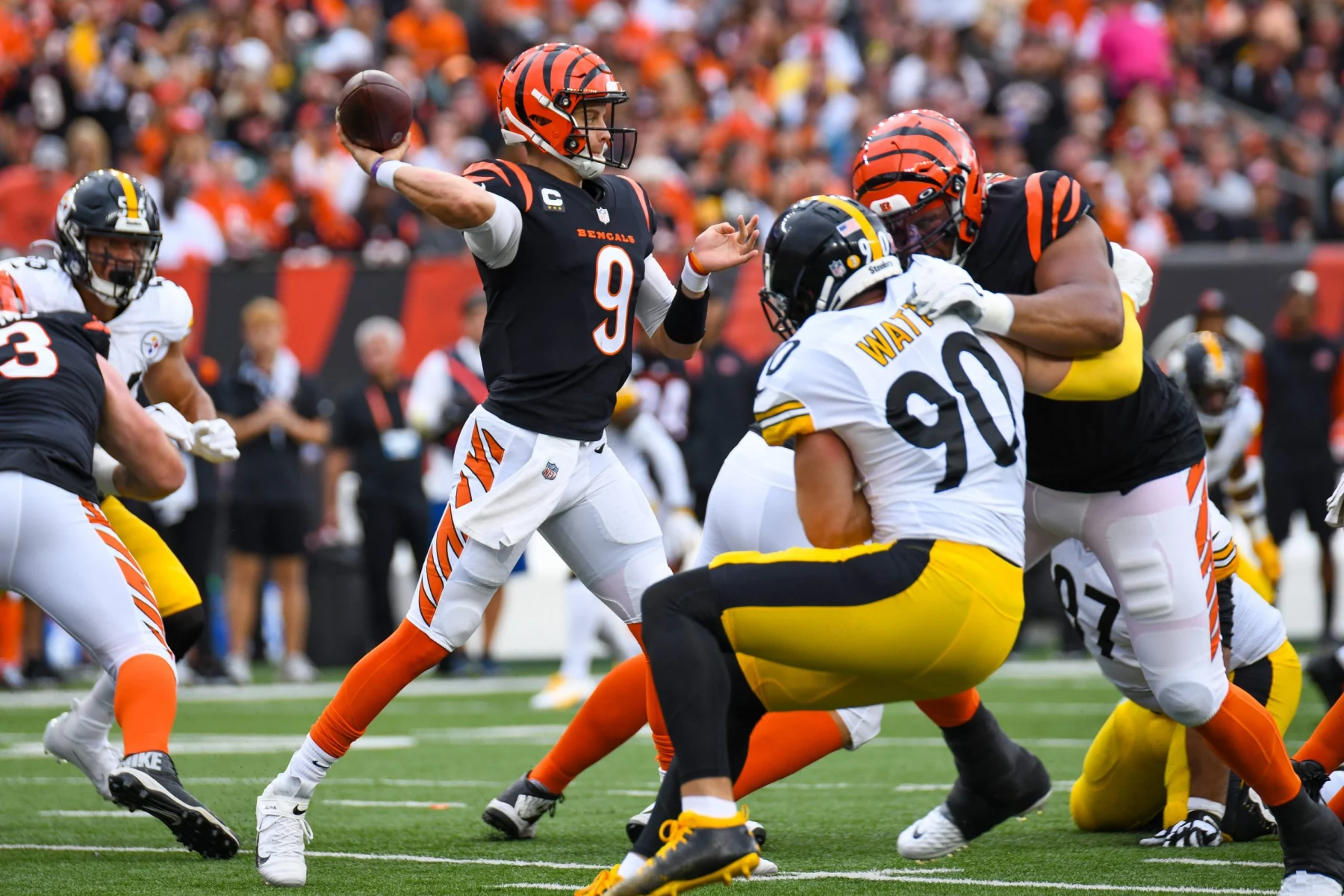 September 11, 2022, Cincinnati, Ohio, USA: September 11th, 2022 Cincinnati Bengals quarterback Joe Burrow 9 and Pittsburgh Steelers linebacker T.J. Watt 90 during Pittsburgh Steelers vs Cincinnati Bengals in Cincinnati, OH at Paycor Stadium. Jake Mysliwczyk/BMR Cincinnati USA - ZUMAb241 20220911_zsa_b241_083 Copyright: xJakexMysliwczykx/xBmrxMediax