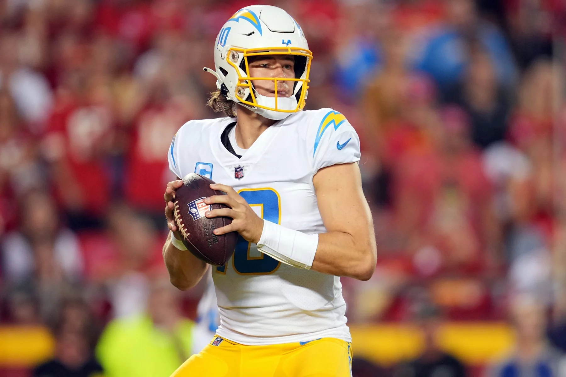 NFL, American Football Herren, USA Los Angeles Chargers at Kansas City Chiefs Sep 15, 2022 Kansas City, Missouri, USA Los Angeles Chargers quarterback Justin Herbert 10 drops back to pass against the Kansas City Chiefs during the first half at GEHA Field at Arrowhead Stadium. Kansas City GEHA Field at Arrowhead Stadium Missouri USA, EDITORIAL USE ONLY PUBLICATIONxINxGERxSUIxAUTxONLY Copyright: xJayxBiggerstaffx 20220915_gav_ba4_027