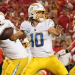 NFL, American Football Herren, USA Los Angeles Chargers at Kansas City Chiefs Sep 15, 2022 Kansas City, Missouri, USA Los Angeles Chargers quarterback Justin Herbert 10 throws against the Kansas City Chiefs during the first half at GEHA Field at Arrowhead Stadium. Kansas City GEHA Field at Arrowhead Stadium Missouri USA, EDITORIAL USE ONLY PUBLICATIONxINxGERxSUIxAUTxONLY Copyright: xDennyxMedleyx 20220915_gav_sm8_049