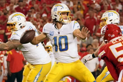 NFL, American Football Herren, USA Los Angeles Chargers at Kansas City Chiefs Sep 15, 2022 Kansas City, Missouri, USA Los Angeles Chargers quarterback Justin Herbert 10 throws against the Kansas City Chiefs during the first half at GEHA Field at Arrowhead Stadium. Kansas City GEHA Field at Arrowhead Stadium Missouri USA, EDITORIAL USE ONLY PUBLICATIONxINxGERxSUIxAUTxONLY Copyright: xDennyxMedleyx 20220915_gav_sm8_049