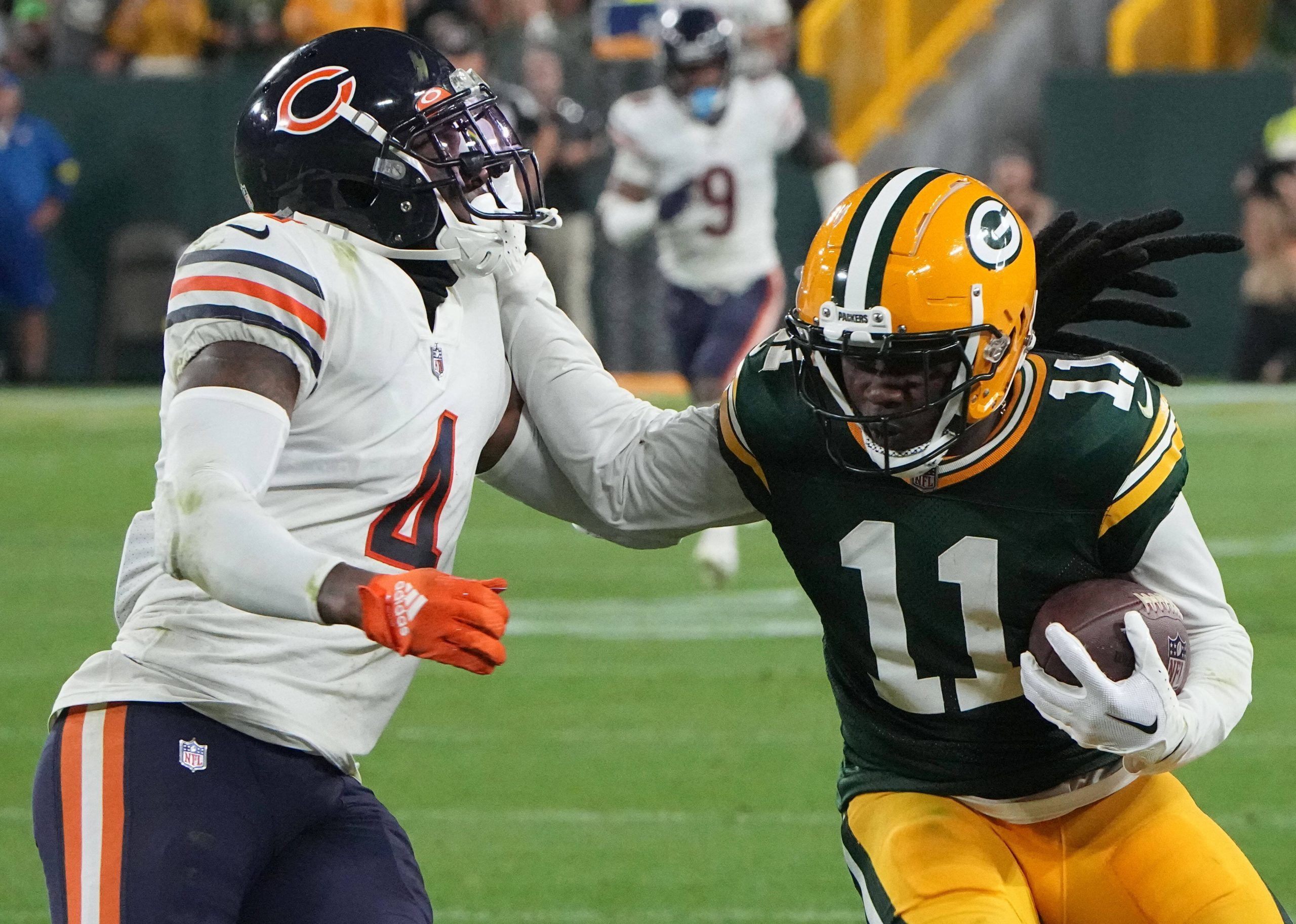 NFL, American Football Herren, USA Chicago Bears at Green Bay Packers Sep 18, 2022 Green Bay, Wisconsin, USA Green Bay Packers wide receiver Sammy Watkins 11 stiff arms Chicago Bears safety Eddie Jackson 4 while picking up 14 yards on a reception during the fourth quarter of their game at Lambeau Field. Green Bay Lambeau Field Wisconsin USA, EDITORIAL USE ONLY PUBLICATIONxINxGERxSUIxAUTxONLY Copyright: xMarkxHoffmanx 20220918_JAB_mh_223