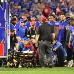 NFL, American Football Herren, USA Tennessee Titans at Buffalo Bills Sep 19, 2022 Orchard Park, New York, USA Buffalo Bills platers and coaches stand around medical personnel attending to Buffalo Bills cornerback Dane Jackson in the second quarter at Highmark Stadium. Orchard Park Highmark Stadium New York USA, EDITORIAL USE ONLY PUBLICATIONxINxGERxSUIxAUTxONLY Copyright: xMarkxKoneznyx 20220919_szo_bk3_0150