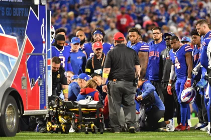 NFL, American Football Herren, USA Tennessee Titans at Buffalo Bills Sep 19, 2022 Orchard Park, New York, USA Buffalo Bills platers and coaches stand around medical personnel attending to Buffalo Bills cornerback Dane Jackson in the second quarter at Highmark Stadium. Orchard Park Highmark Stadium New York USA, EDITORIAL USE ONLY PUBLICATIONxINxGERxSUIxAUTxONLY Copyright: xMarkxKoneznyx 20220919_szo_bk3_0150