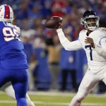 NFL, American Football Herren, USA Tennessee Titans at Buffalo Bills Sep 19, 2022 Orchard Park, New York, USA Tennessee Titans quarterback Malik Willis 7 passes the ball during the fourth quarter against the Buffalo Bills at Highmark Stadium. Orchard Park Highmark Stadium New York USA, EDITORIAL USE ONLY PUBLICATIONxINxGERxSUIxAUTxONLY Copyright: xGeorgexWalkerxIVx 20220919_szo_USA_0227