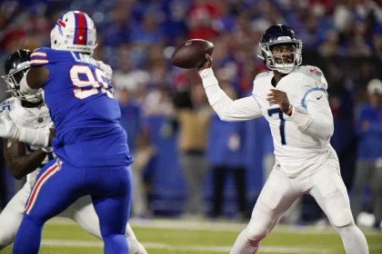NFL, American Football Herren, USA Tennessee Titans at Buffalo Bills Sep 19, 2022 Orchard Park, New York, USA Tennessee Titans quarterback Malik Willis 7 passes the ball during the fourth quarter against the Buffalo Bills at Highmark Stadium. Orchard Park Highmark Stadium New York USA, EDITORIAL USE ONLY PUBLICATIONxINxGERxSUIxAUTxONLY Copyright: xGeorgexWalkerxIVx 20220919_szo_USA_0227