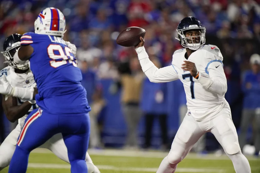 NFL, American Football Herren, USA Tennessee Titans at Buffalo Bills Sep 19, 2022 Orchard Park, New York, USA Tennessee Titans quarterback Malik Willis 7 passes the ball during the fourth quarter against the Buffalo Bills at Highmark Stadium. Orchard Park Highmark Stadium New York USA, EDITORIAL USE ONLY PUBLICATIONxINxGERxSUIxAUTxONLY Copyright: xGeorgexWalkerxIVx 20220919_szo_USA_0227