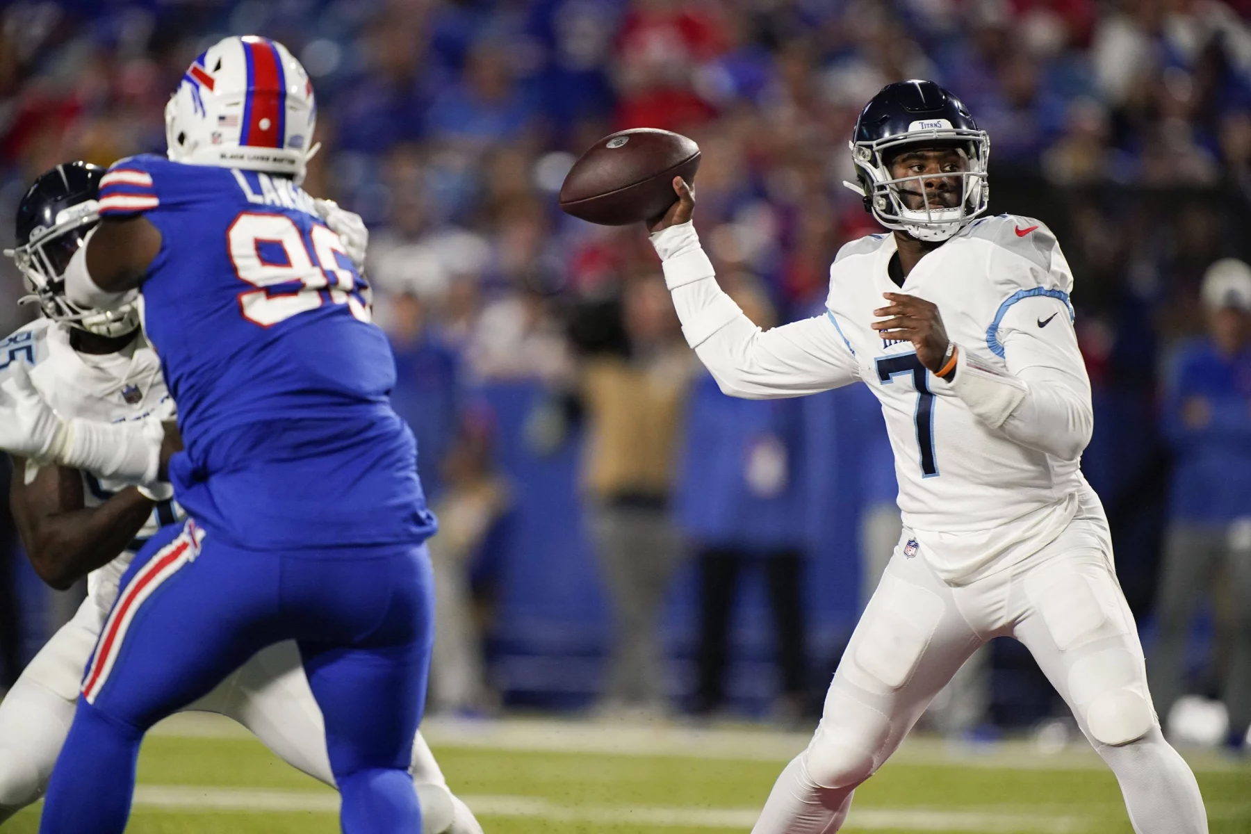 NFL, American Football Herren, USA Tennessee Titans at Buffalo Bills Sep 19, 2022 Orchard Park, New York, USA Tennessee Titans quarterback Malik Willis 7 passes the ball during the fourth quarter against the Buffalo Bills at Highmark Stadium. Orchard Park Highmark Stadium New York USA, EDITORIAL USE ONLY PUBLICATIONxINxGERxSUIxAUTxONLY Copyright: xGeorgexWalkerxIVx 20220919_szo_USA_0227
