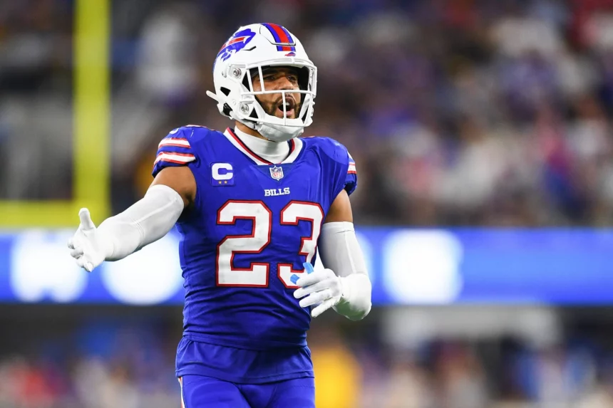 INGLEWOOD, CA - SEPTEMBER 08: Buffalo Bills safety Micah Hyde 23 pumps up the crowd during the NFL, American Football Herren, USA game between the Buffalo Bills and the Los Angeles Rams on September 8, 2022, at SoFi Stadium in Inglewood, CA. Photo by Brian Rothmuller/Icon Sportswire NFL: SEP 08 Bills at Rams Icon220908312