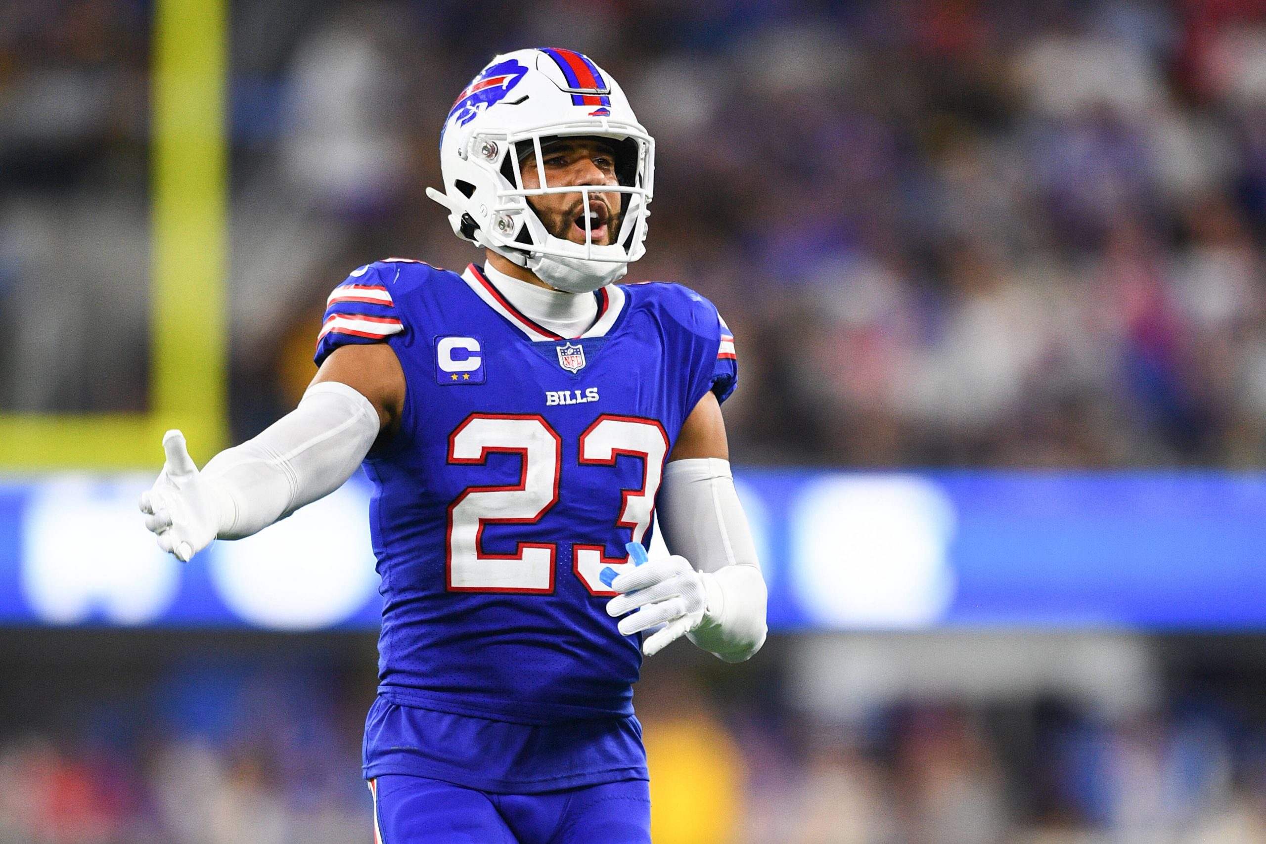 INGLEWOOD, CA - SEPTEMBER 08: Buffalo Bills safety Micah Hyde 23 pumps up the crowd during the NFL, American Football Herren, USA game between the Buffalo Bills and the Los Angeles Rams on September 8, 2022, at SoFi Stadium in Inglewood, CA. Photo by Brian Rothmuller/Icon Sportswire NFL: SEP 08 Bills at Rams Icon220908312