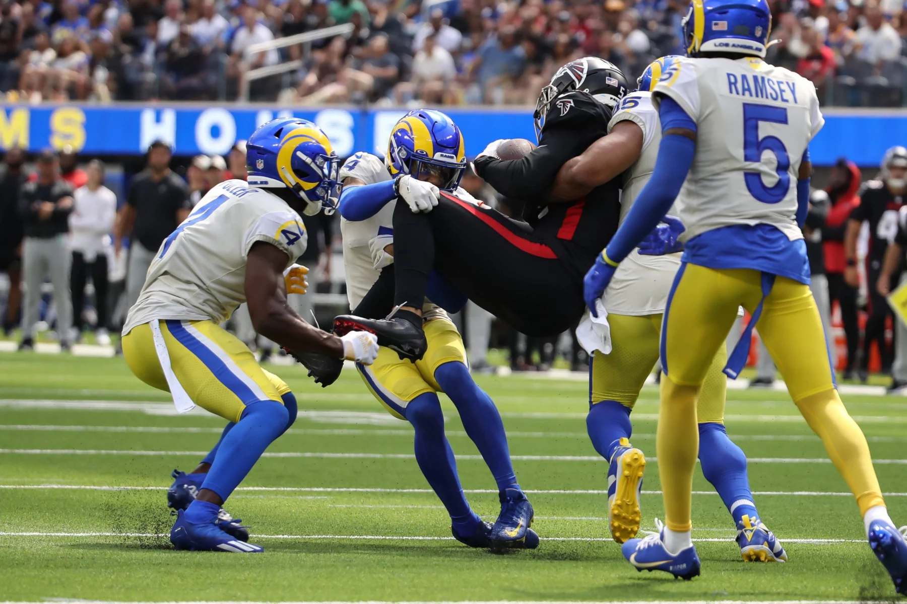INGLEWOOD, CA - SEPTEMBER 18:Atlanta Falcons wide receiver Drake London 5 gets lifted off his feet by Rams defendes during an NFL, American Football Herren, USA game between the Atlanta Falcons and the Los Angeles Rams on September 18, 2022, at SoFi Stadium in Inglewood, CA. Photo by Jevone Moore/Icon Sportswire NFL: SEP 18 Falcons at Rams Icon20220918011