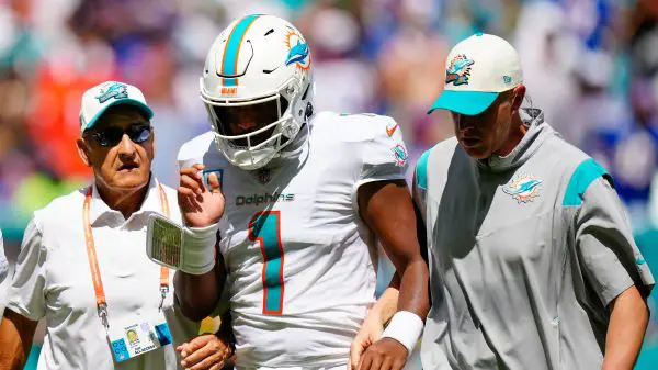 NFL, American Football Herren, USA Buffalo Bills at Miami Dolphins Sep 25, 2022 Miami Gardens, Florida, USA Miami Dolphins quarterback Tua Tagovailoa 1 is helped off the field by staff after a apparent injury against the Buffalo Bills during the second quarter at Hard Rock Stadium. Miami Gardens Hard Rock Stadium Florida USA, EDITORIAL USE ONLY PUBLICATIONxINxGERxSUIxAUTxONLY Copyright: xRichxStorryx 20220925_sjb_fw7_074