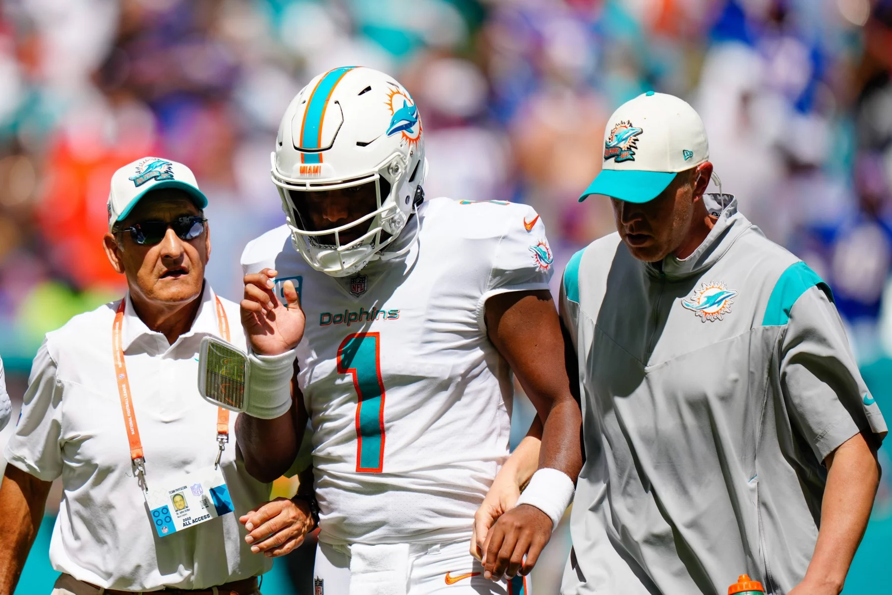 NFL, American Football Herren, USA Buffalo Bills at Miami Dolphins Sep 25, 2022 Miami Gardens, Florida, USA Miami Dolphins quarterback Tua Tagovailoa 1 is helped off the field by staff after a apparent injury against the Buffalo Bills during the second quarter at Hard Rock Stadium. Miami Gardens Hard Rock Stadium Florida USA, EDITORIAL USE ONLY PUBLICATIONxINxGERxSUIxAUTxONLY Copyright: xRichxStorryx 20220925_sjb_fw7_074