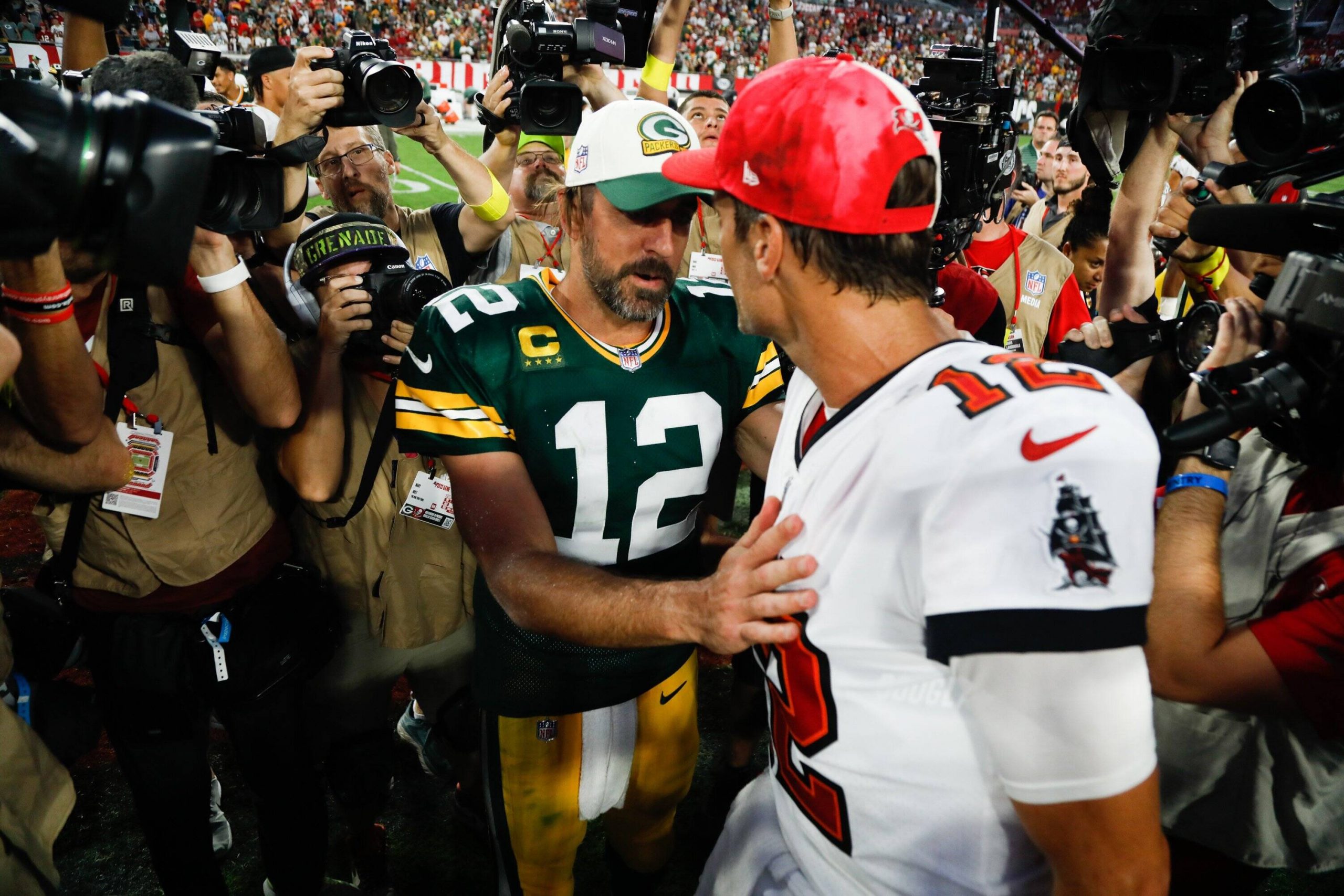 September 25, 2022, Tampa, Florida, USA: Tampa Bay Buccaneers quarterback Tom Brady 12 and Green Bay Packers quarterback Aaron Rodgers 12 greet each other during the end of the game at Raymond James Stadium in Tampa on Sunday, Sept. 25, 2022. Tampa USA - ZUMAs70_ 0170000096st Copyright: xJeffereexWoox