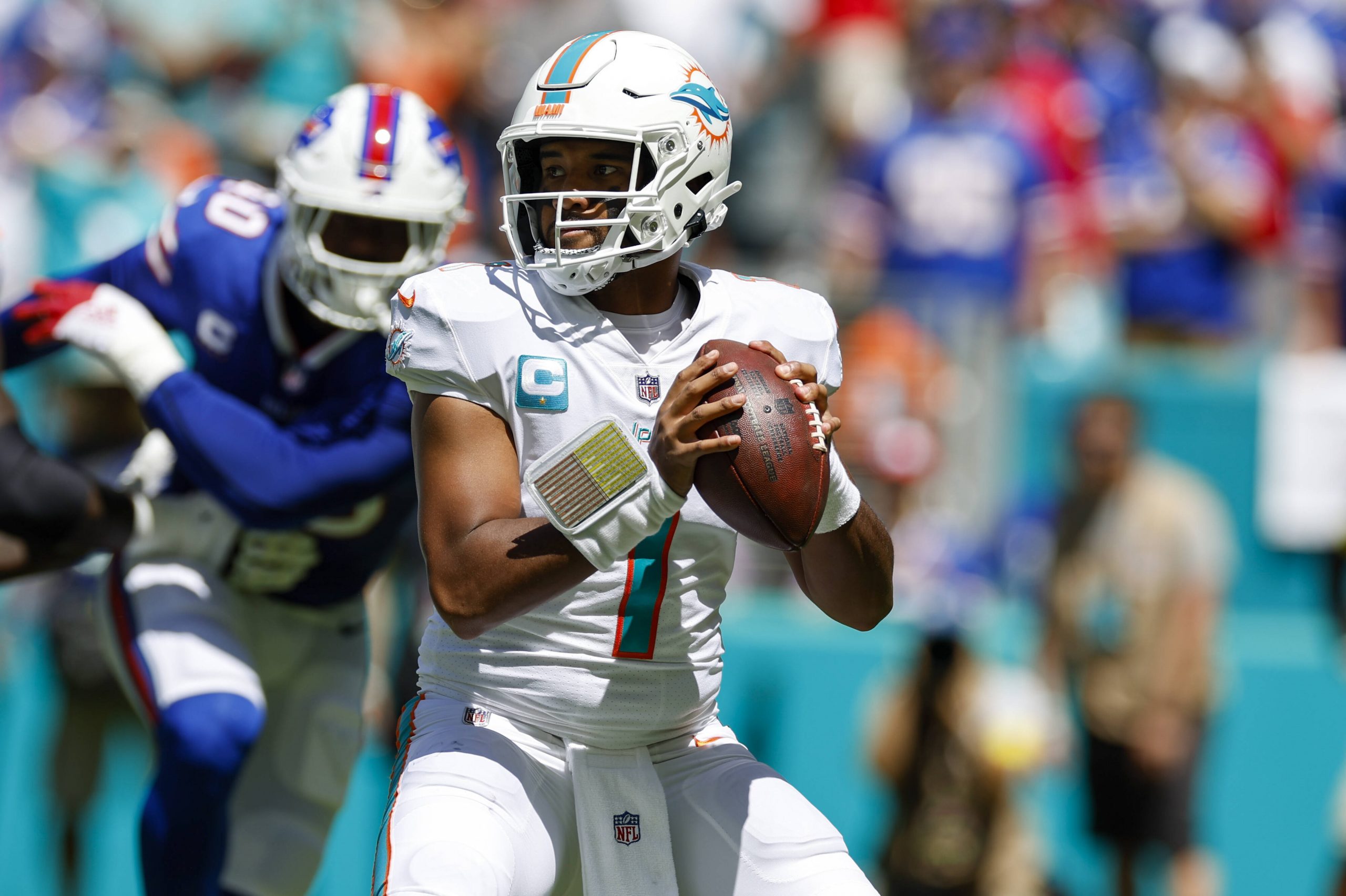 MIAMI GARDENS, FL - SEPTEMBER 25: Miami Dolphins quarterback Tua Tagovailoa 1 throws a pass during the game between the Buffalo Bills and the Miami Dolphins on September 25, 2022 at Hard Rock Stadium in Miami Gardens, Fl. Photo by David Rosenblum/Icon Sportswire NFL, American Football Herren, USA SEP 25 Bills at Dolphins Icon220925221441