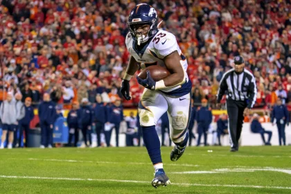 Denver Broncos running back Javonte Williams 33 runs in for a touchdown against the Denver Broncos in the fourth quarter at Arrowhead Stadium in Kansas City, MO on Sunday, December 05, 2021. PUBLICATIONxINxGERxSUIxAUTxHUNxONLY KCP20211205134 KYLExRIVAS