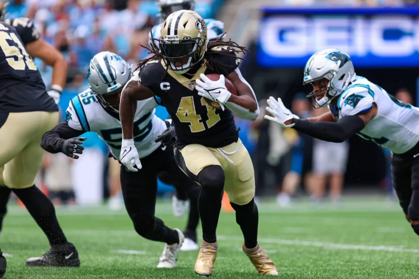 DAZN NFL Programm CHARLOTTE, NC - SEPTEMBER 25: Alvin Kamara 41 of the New Orleans Saints runs the ball during a football game between the Carolina Panthers and the New Orleans Saints on September 25, 2022, at Bank of America Stadium in Charlotte, NC. Photo by David Jensen/Icon Sportswire NFL, American Football Herren, USA SEP 25 Saints at Panthers Icon220925029