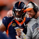 NFL, American Football Herren, USA San Francisco 49ers at Denver Broncos Sep 25, 2022 Denver, Colorado, USA Denver Broncos quarterback Russell Wilson 3 talks with quarterbacks coach Klint Kubiak in the second quarter against the San Francisco 49ers at Empower Field at Mile High. Denver Empower Field at Mile High Colorado USA, EDITORIAL USE ONLY PUBLICATIONxINxGERxSUIxAUTxONLY Copyright: xIsaiahxJ.xDowningx 20220925_ijd_bd3_020