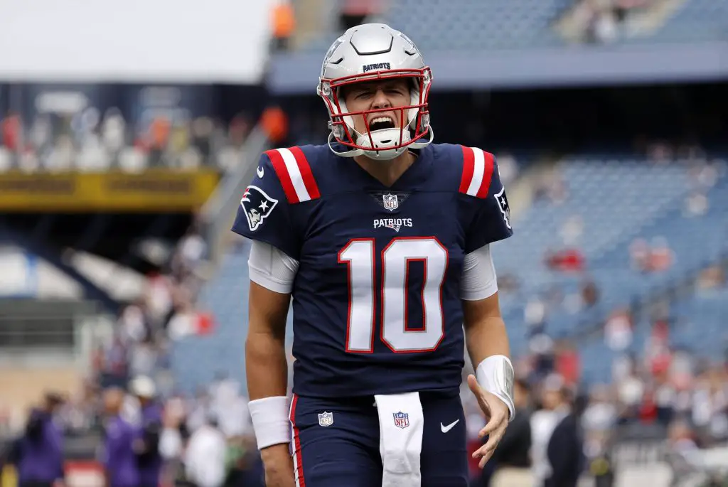 25. SEPTEMBER: New England Patriots Quarterback Mac Jones (#10) im Spiel der Patriots gegen die Ravens. Mac Jones verletzte sich am Ende des Spiels am Knöchel.