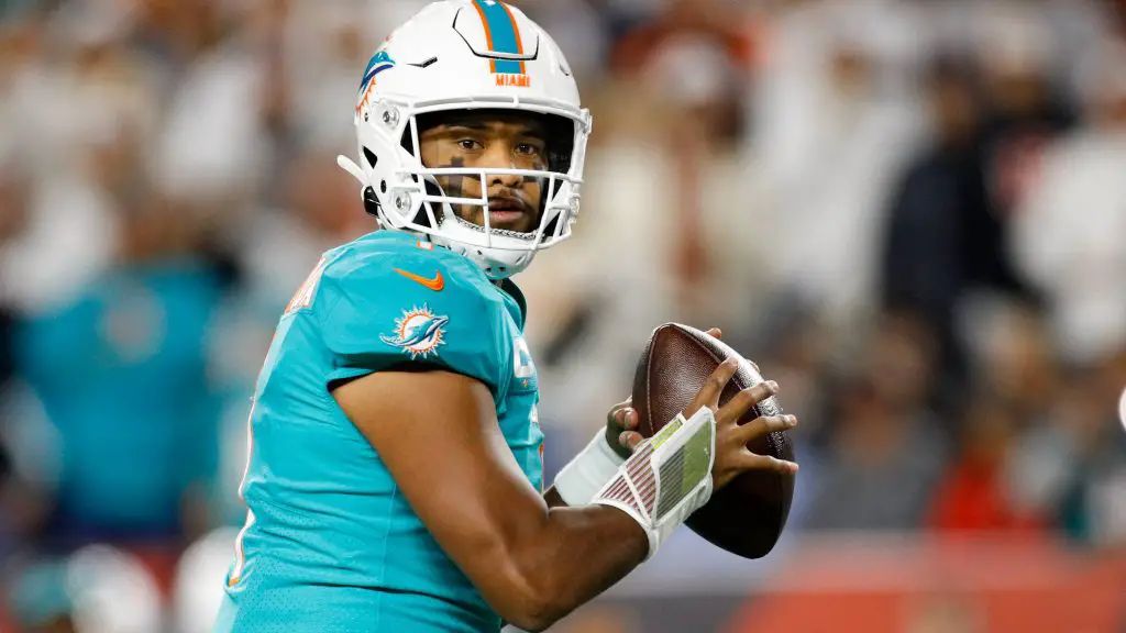 CINCINNATI, OH - SEPTEMBER 29: Miami Dolphins quarterback Tua Tagovailoa 1 looks to pass during the game against the Miami Dolphins and the Cincinnati Bengals on September 29, 2022, at Paycor Stadium in Cincinnati, OH. Photo by Ian Johnson/Icon Sportswire NFL, American Football Herren, USA SEP 29 Dolphins at Bengals Icon220929002