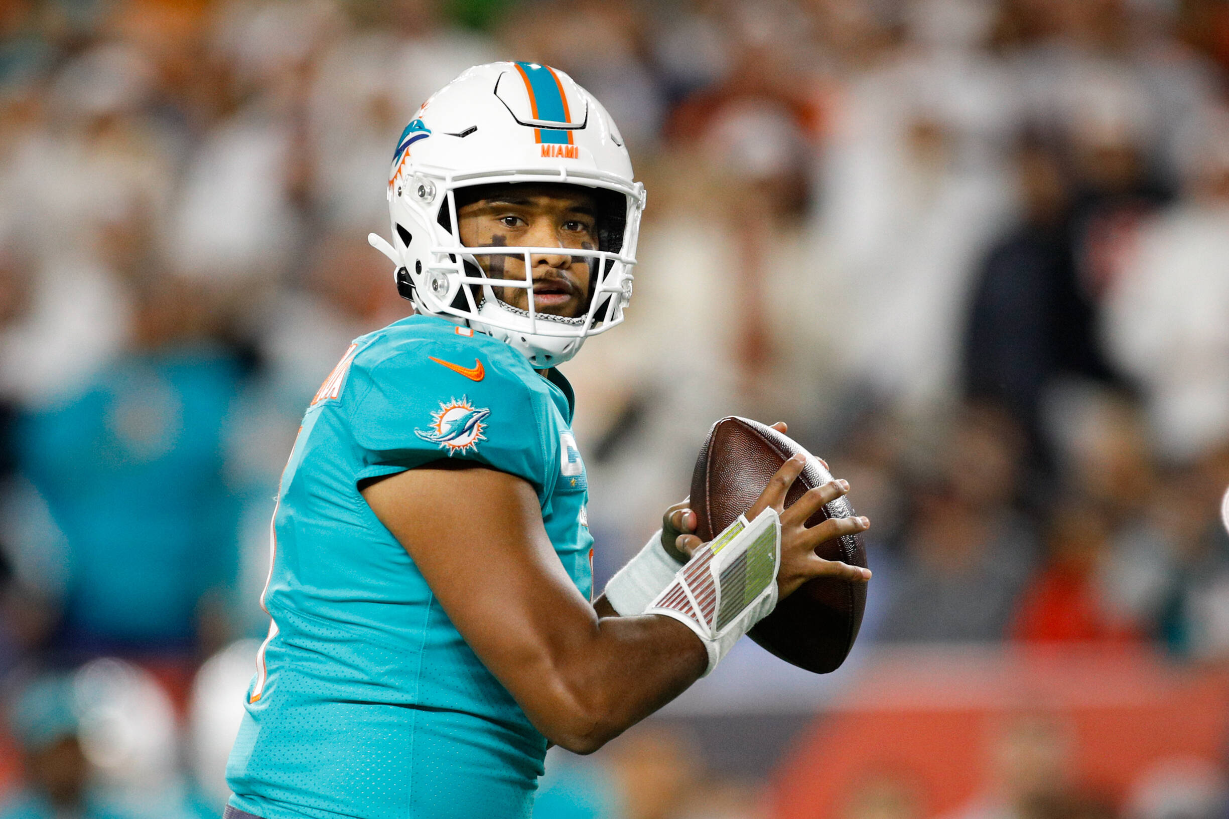 CINCINNATI, OH - SEPTEMBER 29: Miami Dolphins quarterback Tua Tagovailoa 1 looks to pass during the game against the Miami Dolphins and the Cincinnati Bengals on September 29, 2022, at Paycor Stadium in Cincinnati, OH. Photo by Ian Johnson/Icon Sportswire NFL, American Football Herren, USA SEP 29 Dolphins at Bengals Icon220929002