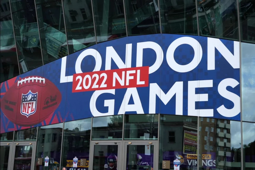 NFL, American Football Herren, USA International Series-London City Views Oct 1, 2022 London, United Kingdom The facade of the Tottenham Hotspur Stadium with signage promoting the 2022 NFL London Games. The venue will play host to the NFL International Series games between the Minnesota Vikings and Saints Oct. 2, 2022 and the New York Giants and the Green Bay Packers Oct. 9, 2022. London England United Kingdom, EDITORIAL USE ONLY PUBLICATIONxINxGERxSUIxAUTxONLY Copyright: xKirbyxLeex 20221001_tbs_al2_096