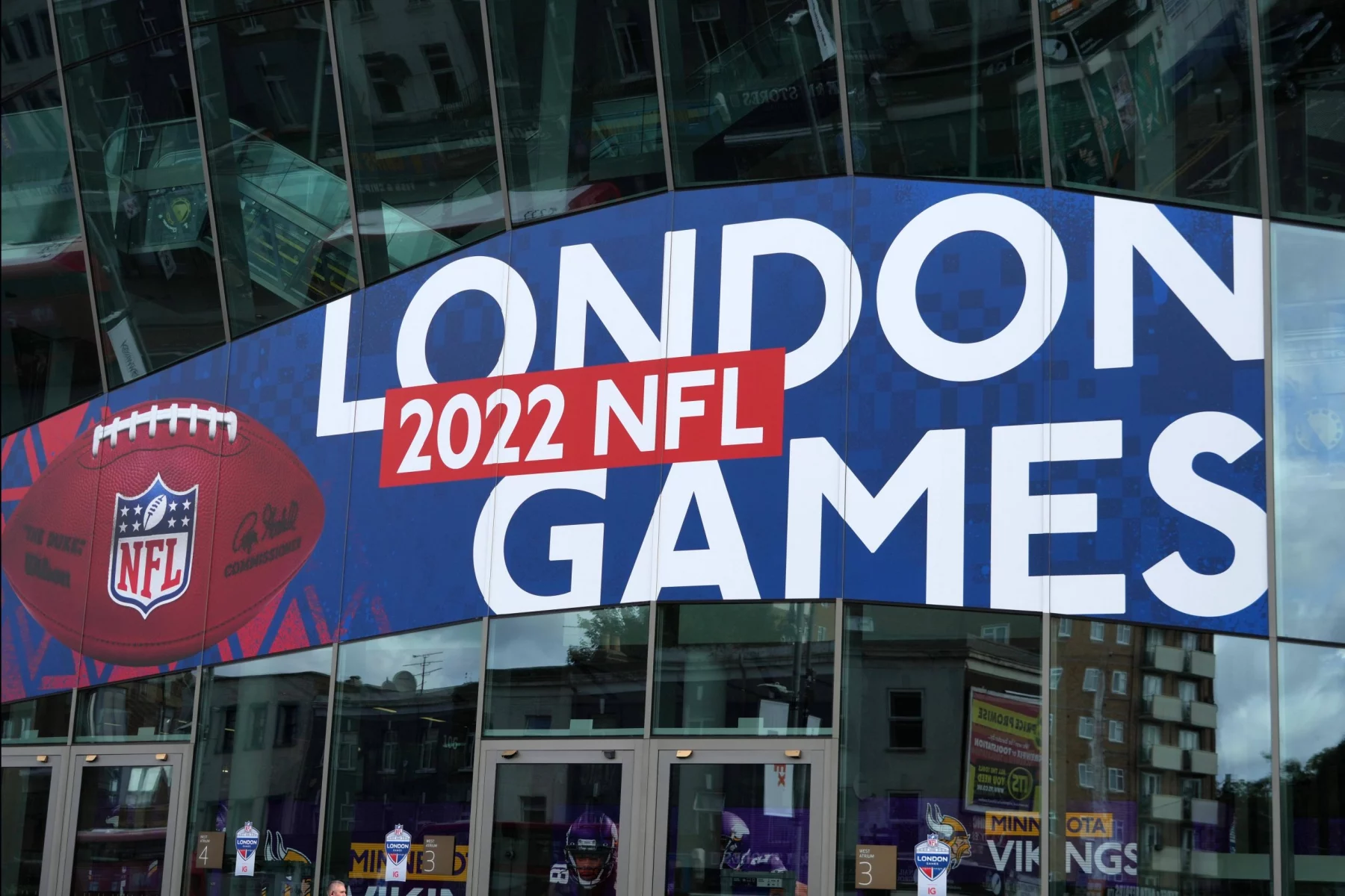 NFL, American Football Herren, USA International Series-London City Views Oct 1, 2022 London, United Kingdom The facade of the Tottenham Hotspur Stadium with signage promoting the 2022 NFL London Games. The venue will play host to the NFL International Series games between the Minnesota Vikings and Saints Oct. 2, 2022 and the New York Giants and the Green Bay Packers Oct. 9, 2022. London England United Kingdom, EDITORIAL USE ONLY PUBLICATIONxINxGERxSUIxAUTxONLY Copyright: xKirbyxLeex 20221001_tbs_al2_096