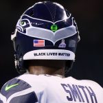 Sport Bilder des Tages Seattle Seahawks vs Detroit Lions Seattle Seahawks quarterback Geno Smith 7 with the message Black Lives Matter on his helmet looks across the field prior to an NFL, American Football Herren, USA football game between the Detroit Lions and the Seattle Seahawks in Detroit, Michigan USA, on Sunday, October 2, 2022. Detroit Michigan United States PUBLICATIONxNOTxINxFRA Copyright: xAmyxLemusx originalFilename:lemus-seattles221002_npI6V.jpg