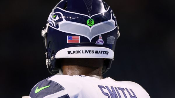 Sport Bilder des Tages Seattle Seahawks vs Detroit Lions Seattle Seahawks quarterback Geno Smith 7 with the message Black Lives Matter on his helmet looks across the field prior to an NFL, American Football Herren, USA football game between the Detroit Lions and the Seattle Seahawks in Detroit, Michigan USA, on Sunday, October 2, 2022. Detroit Michigan United States PUBLICATIONxNOTxINxFRA Copyright: xAmyxLemusx originalFilename:lemus-seattles221002_npI6V.jpg