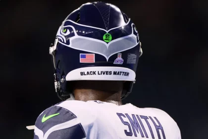 Sport Bilder des Tages Seattle Seahawks vs Detroit Lions Seattle Seahawks quarterback Geno Smith 7 with the message Black Lives Matter on his helmet looks across the field prior to an NFL, American Football Herren, USA football game between the Detroit Lions and the Seattle Seahawks in Detroit, Michigan USA, on Sunday, October 2, 2022. Detroit Michigan United States PUBLICATIONxNOTxINxFRA Copyright: xAmyxLemusx originalFilename:lemus-seattles221002_npI6V.jpg