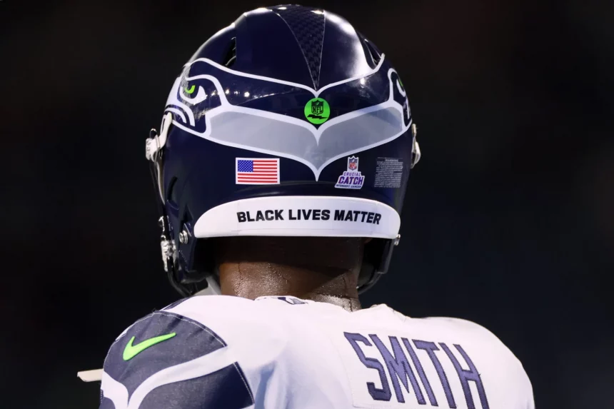 Sport Bilder des Tages Seattle Seahawks vs Detroit Lions Seattle Seahawks quarterback Geno Smith 7 with the message Black Lives Matter on his helmet looks across the field prior to an NFL, American Football Herren, USA football game between the Detroit Lions and the Seattle Seahawks in Detroit, Michigan USA, on Sunday, October 2, 2022. Detroit Michigan United States PUBLICATIONxNOTxINxFRA Copyright: xAmyxLemusx originalFilename:lemus-seattles221002_npI6V.jpg