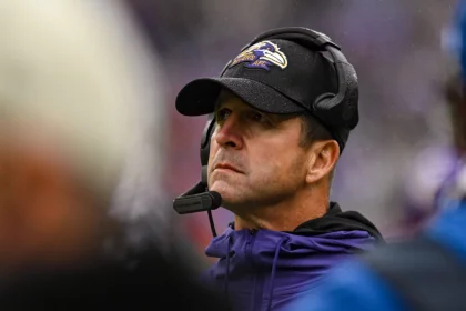NFL, American Football Herren, USA Buffalo Bills at Baltimore Ravens Oct 2, 2022 Baltimore, Maryland, USA Baltimore Ravens head coach John Harbaugh looks stands on the sidelines during the first half against the Buffalo Bills at M&T Bank Stadium. Baltimore M&T Bank Stadium Maryland USA, EDITORIAL USE ONLY PUBLICATIONxINxGERxSUIxAUTxONLY Copyright: xTommyxGilliganx 20221002_twg_gb3_014