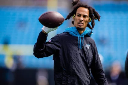 October 2, 2022: Carolina Panthers wide receiver Robbie Anderson 3 during warmups before the NFL, American Football Herren, USA matchup at Bank of America Stadium in Charlotte, NC. /Cal Media Charlotte United States - ZUMAc04_ 20221002_zaf_c04_056 Copyright: xScottxKinserx