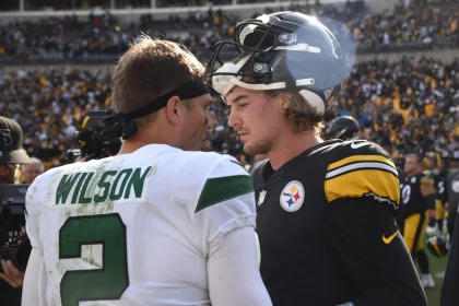 NFL, American Football Herren, USA New York Jets at Pittsburgh Steelers Oct 2, 2022 Pittsburgh, Pennsylvania, USA New York Jets quarterback Zach Wilson 2 meets with Pittsburgh Steelers quarterback Kenny Pickett 8 following their game at Acrisure Stadium. The Jets won 24-20 as Pickett made his debut. Pittsburgh Acrisure Stadium Pennsylvania USA, EDITORIAL USE ONLY PUBLICATIONxINxGERxSUIxAUTxONLY Copyright: xPhilipxG.xPavelyx 20221002_cec_pa4_156