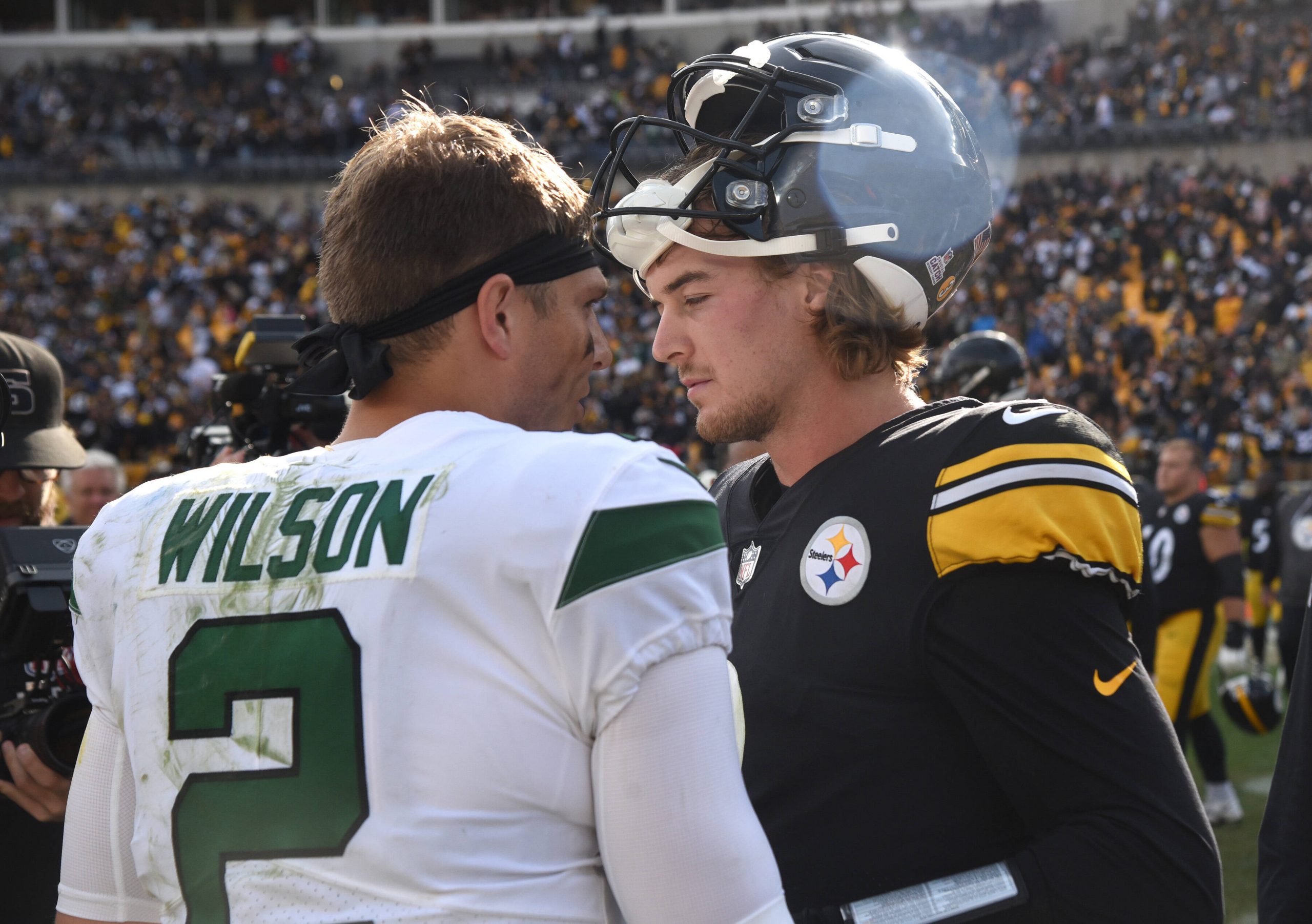 NFL, American Football Herren, USA New York Jets at Pittsburgh Steelers Oct 2, 2022 Pittsburgh, Pennsylvania, USA New York Jets quarterback Zach Wilson 2 meets with Pittsburgh Steelers quarterback Kenny Pickett 8 following their game at Acrisure Stadium. The Jets won 24-20 as Pickett made his debut. Pittsburgh Acrisure Stadium Pennsylvania USA, EDITORIAL USE ONLY PUBLICATIONxINxGERxSUIxAUTxONLY Copyright: xPhilipxG.xPavelyx 20221002_cec_pa4_156