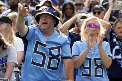 NFL, American Football Herren, USA Las Vegas Raiders at Tennessee Titans, Sep 25, 2022 Nashville, Tennessee, USA Tennessee Titans fans react to a play during the third quarter against the Las Vegas Raiders at Nissan Stadium. Mandatory Credit: George Walker IV-USA TODAY Sports, 25.09.2022 13:43:26, 19115970, NPStrans, Las Vegas Raiders, Nissan Stadium, NFL, Tennessee Titans PUBLICATIONxINxGERxSUIxAUTxONLY Copyright: xGeorgexWalkerxIVx 19115970