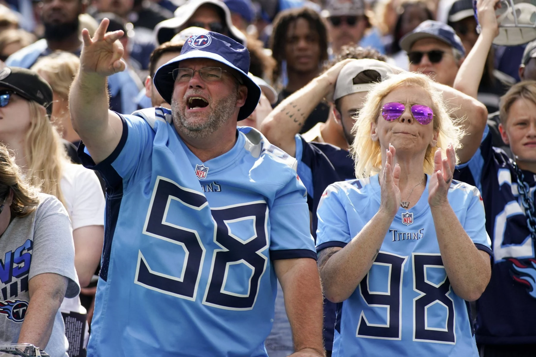 NFL, American Football Herren, USA Las Vegas Raiders at Tennessee Titans, Sep 25, 2022 Nashville, Tennessee, USA Tennessee Titans fans react to a play during the third quarter against the Las Vegas Raiders at Nissan Stadium. Mandatory Credit: George Walker IV-USA TODAY Sports, 25.09.2022 13:43:26, 19115970, NPStrans, Las Vegas Raiders, Nissan Stadium, NFL, Tennessee Titans PUBLICATIONxINxGERxSUIxAUTxONLY Copyright: xGeorgexWalkerxIVx 19115970