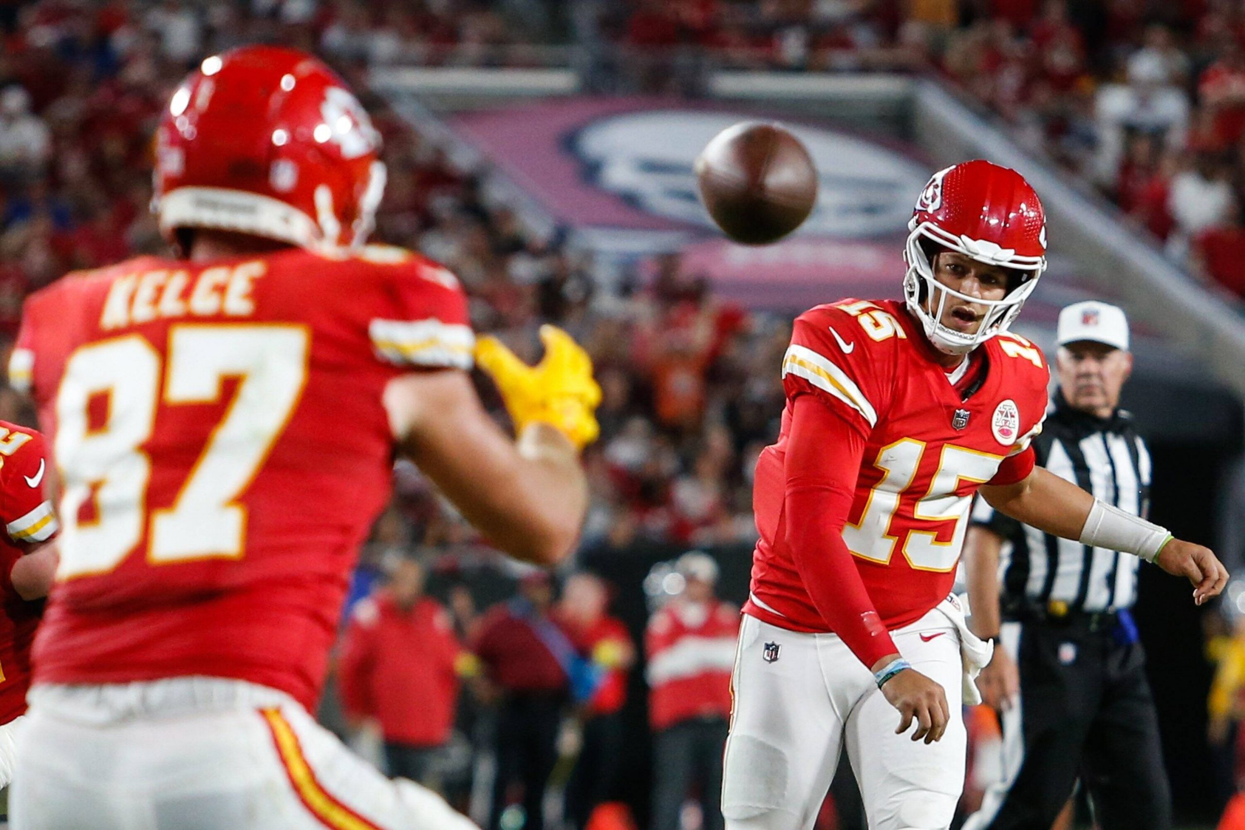 October 2, 2022, Tampa, Florida, USA: Kansas City Chiefs quarterback Patrick Mahomes 15 throws a pass to Kansas City Chiefs tight end Travis Kelce 87, while being pressured by the Tampa Bay Buccaneers during the second quarter at Raymond James Stadium in Tampa on Sunday, Oct. 2, 2022. Tampa USA - ZUMAs70_ 0170323273st Copyright: xJeffereexWoox