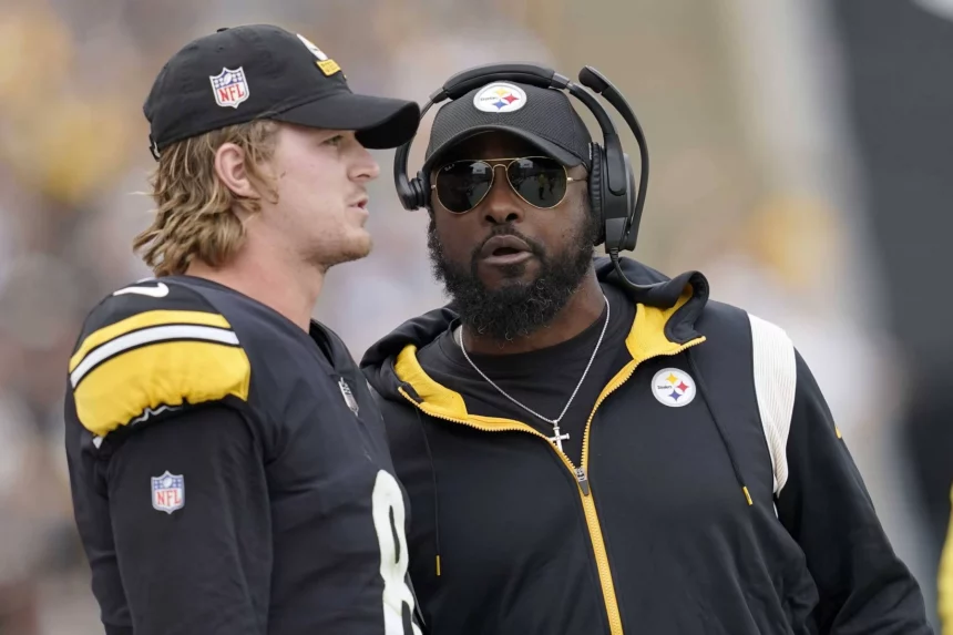 October 2, 2022, Pittsburgh, Pennsylvania, USA: Oct. 2, 2022: Kenny Pickett 8 and head coach Mike Tomlin during the Pittsburgh Steelers vs. New York Jets in Pittsburgh, Pennsylvania at Acrisure Stadium Pittsburgh USA - ZUMAa234 20221002_zsa_a234_152 Copyright: xAMGx