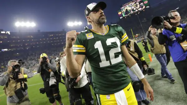 Aaron Rodgers, NFL, American Football Herren, USA New England Patriots at Green Bay Packers Oct 2, 2022 Green Bay, WI, USA Green Bay Packers quarterback Aaron Rodgers 12 celebrates defeating the New England Patriots in overtime as he leaves the field Sunday, October 2, at Lambeau Field in Green Bay, Wis. Green Bay Wisconsin USA, EDITORIAL USE ONLY PUBLICATIONxINxGERxSUIxAUTxONLY Copyright: xDanxPowersx 20221002_jla_usa_144