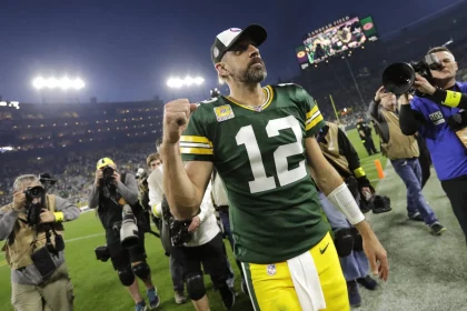 Aaron Rodgers, NFL, American Football Herren, USA New England Patriots at Green Bay Packers Oct 2, 2022 Green Bay, WI, USA Green Bay Packers quarterback Aaron Rodgers 12 celebrates defeating the New England Patriots in overtime as he leaves the field Sunday, October 2, at Lambeau Field in Green Bay, Wis. Green Bay Wisconsin USA, EDITORIAL USE ONLY PUBLICATIONxINxGERxSUIxAUTxONLY Copyright: xDanxPowersx 20221002_jla_usa_144
