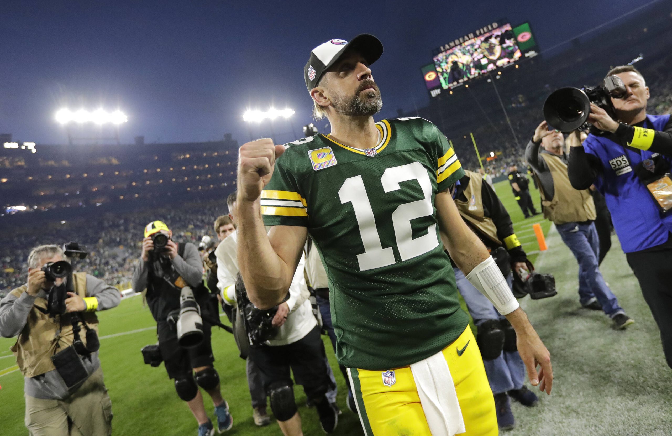 Aaron Rodgers, NFL, American Football Herren, USA New England Patriots at Green Bay Packers Oct 2, 2022 Green Bay, WI, USA Green Bay Packers quarterback Aaron Rodgers 12 celebrates defeating the New England Patriots in overtime as he leaves the field Sunday, October 2, at Lambeau Field in Green Bay, Wis. Green Bay Wisconsin USA, EDITORIAL USE ONLY PUBLICATIONxINxGERxSUIxAUTxONLY Copyright: xDanxPowersx 20221002_jla_usa_144