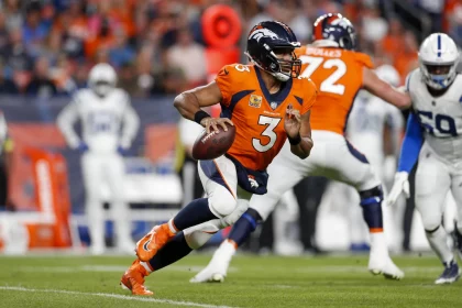 DENVER, CO - OCTOBER 06: Denver Broncos quarterback Russell Wilson 3 scrambles during an NFL, American Football Herren, USA game between the Indianapolis Colts and the Denver Broncos at Empower Field at Mile High on October 06, 2022 in Denver, Colorado. Photo by Brandon Sloter/Icon Sportswire NFL: OCT 06 Colts at Broncos Icon221006127