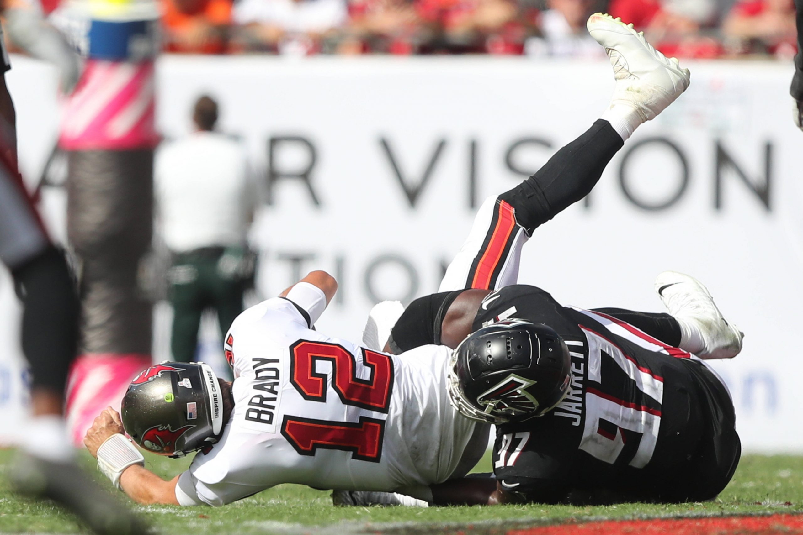 TAMPA, FL - OCTOBER 09: Atlanta Falcons Defensive Tackle Grady Jarrett 97 sacks Tampa Bay Buccaneers Quarterback Tom Brady 12 but receives a penalty on this play during the regular season game between the Atlanta Falcons and the Tampa Bay Buccaneers on October 09, 2022 at Raymond James Stadium in Tampa, Florida. Photo by Cliff Welch/Icon Sportswire NFL, American Football Herren, USA OCT 09 Falcons at Buccaneers Icon357221009026