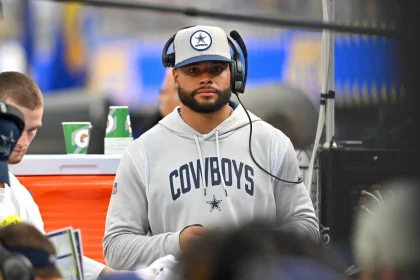 NFL, American Football Herren, USA Dallas Cowboys at Los Angeles Rams Oct 9, 2022 Inglewood, California, USA Dallas Cowboys quarterback Dak Prescott 4 on the bench in the second half against the Los Angeles Rams at SoFi Stadium. Inglewood SoFi Stadium California USA, EDITORIAL USE ONLY PUBLICATIONxINxGERxSUIxAUTxONLY Copyright: xJaynexKamin-Onceax 20221009_jla_aj4_433