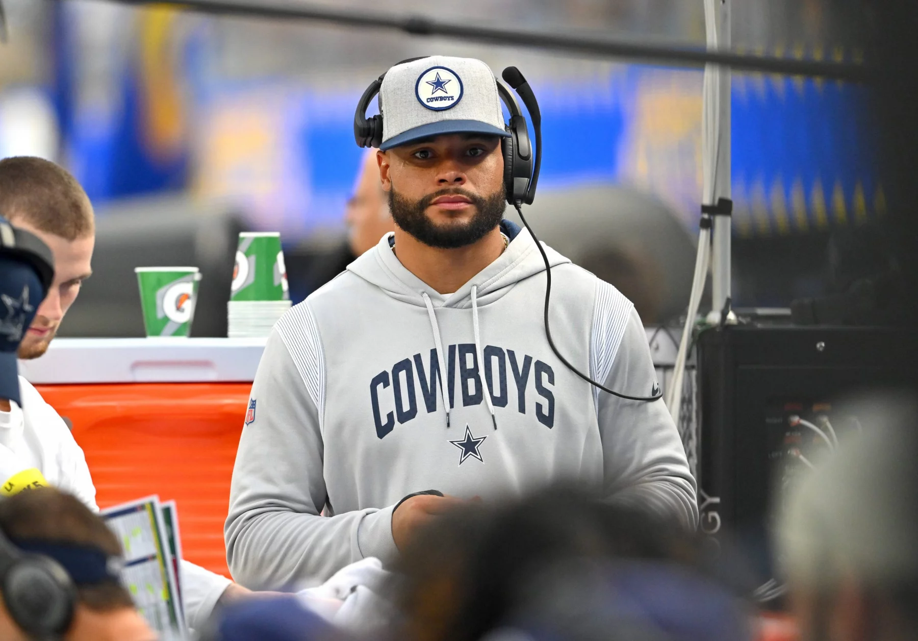 NFL, American Football Herren, USA Dallas Cowboys at Los Angeles Rams Oct 9, 2022 Inglewood, California, USA Dallas Cowboys quarterback Dak Prescott 4 on the bench in the second half against the Los Angeles Rams at SoFi Stadium. Inglewood SoFi Stadium California USA, EDITORIAL USE ONLY PUBLICATIONxINxGERxSUIxAUTxONLY Copyright: xJaynexKamin-Onceax 20221009_jla_aj4_433