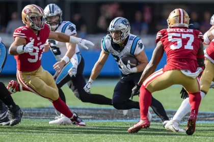 NFL, American Football Herren, USA San Francisco 49ers at Carolina Panthers Oct 9, 2022 Charlotte, North Carolina, USA San Francisco 49ers defensive end Nick Bosa 97 and linebacker Dre Greenlaw 57 close in on Carolina Panthers running back Christian McCaffrey 22 during the first quarter at Bank of America Stadium. Charlotte Bank of America Stadium North Carolina USA, EDITORIAL USE ONLY PUBLICATIONxINxGERxSUIxAUTxONLY Copyright: xJimxDedmonx 20221009_cec_db2_300