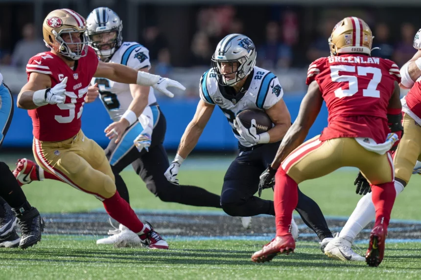 NFL, American Football Herren, USA San Francisco 49ers at Carolina Panthers Oct 9, 2022 Charlotte, North Carolina, USA San Francisco 49ers defensive end Nick Bosa 97 and linebacker Dre Greenlaw 57 close in on Carolina Panthers running back Christian McCaffrey 22 during the first quarter at Bank of America Stadium. Charlotte Bank of America Stadium North Carolina USA, EDITORIAL USE ONLY PUBLICATIONxINxGERxSUIxAUTxONLY Copyright: xJimxDedmonx 20221009_cec_db2_300