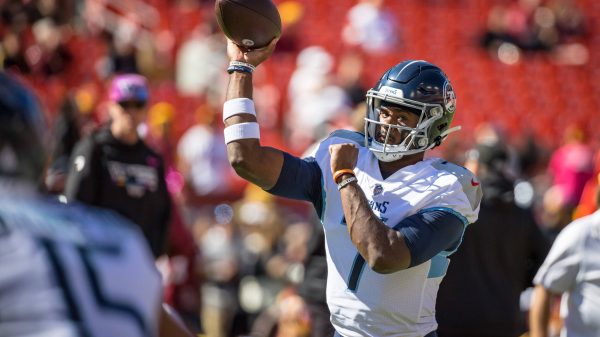 October 9, 2022 : Tennessee Titans quarterback Malik Willis 7 warms up before the game between the Tennessee Titans and Washington Commanders played at FedEx Field in Landover, MD. Photographer: Landover USA - ZUMAc04_ 20221009_zaf_c04_096 Copyright: xCoryxRoysterx