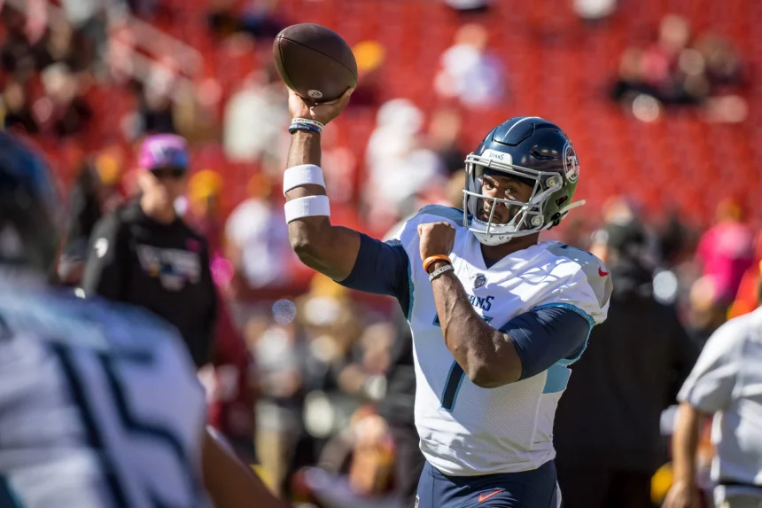 October 9, 2022 : Tennessee Titans quarterback Malik Willis 7 warms up before the game between the Tennessee Titans and Washington Commanders played at FedEx Field in Landover, MD. Photographer: Landover USA - ZUMAc04_ 20221009_zaf_c04_096 Copyright: xCoryxRoysterx